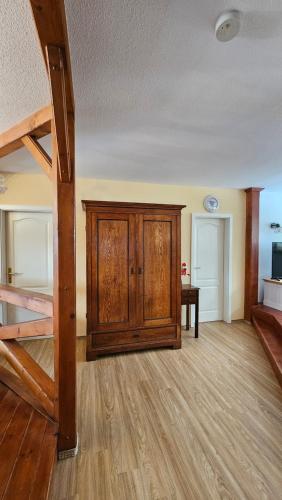 HagenFerienwohnungen im Haus Lohme / Hagen的客房设有双层床和木制橱柜。