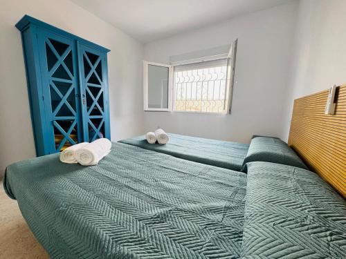 拉斯内格拉斯Villa Don Paco的一间卧室配有带毛巾的床