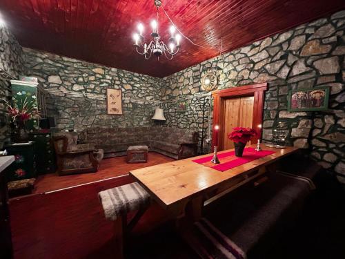 LupşaLaConac Lupsa的一间设有木桌的房间,上面有蜡烛