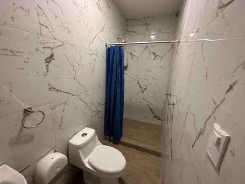 危地马拉Villa Verona的浴室设有卫生间和蓝色的浴帘。