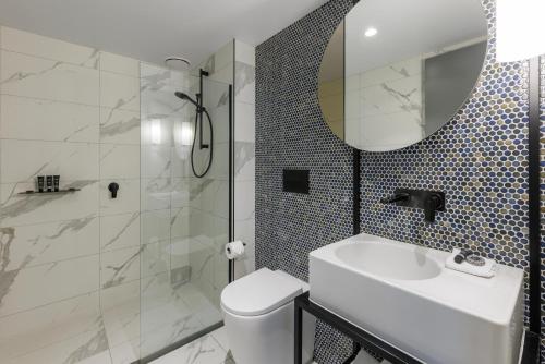 墨尔本Brady Hotels Jones Lane的浴室配有卫生间、盥洗盆和淋浴。