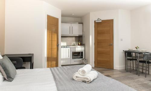 普雷斯顿Cozy Studio Flat for Rent的一间卧室配有一张床,床上有毛巾