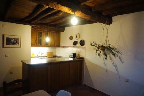 凡道Casa da Cantarinha的厨房配有水槽和台面
