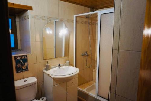 凡道Casa da Cantarinha的浴室配有卫生间、盥洗盆和淋浴。
