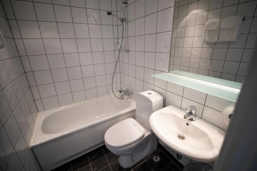 史特林斯特林酒店 的白色的浴室设有卫生间和水槽。