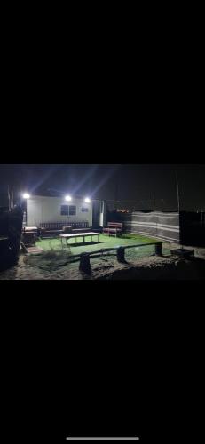 拉斯阿尔卡麦كرفانات الدار的网球场在晚上点亮