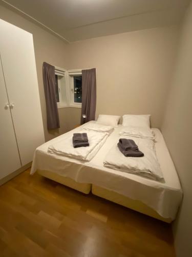特罗姆瑟Strandkanten Panorama的一间卧室配有一张床,上面有两条毛巾