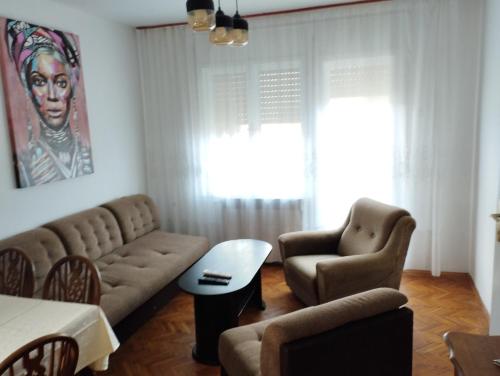 BrusVila Mihajlovic的客厅配有沙发和两把椅子
