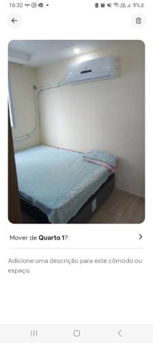Padre MiguelApartamento na zona oeste的一张房间里一张小床的照片