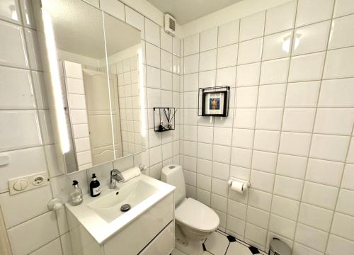 雷克雅未克Reykjavikurvegur 42的白色的浴室设有卫生间和水槽。
