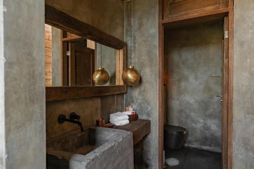 奥尔沃克斯岛Nomade Holbox的一间带石制水槽和镜子的浴室