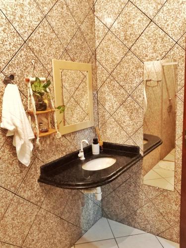 里约布兰科Aquiri Hostel的一间带水槽和镜子的浴室