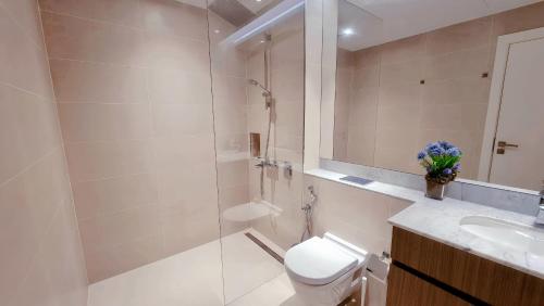 迪拜VIEVV Property Rentals的带淋浴、卫生间和盥洗盆的浴室