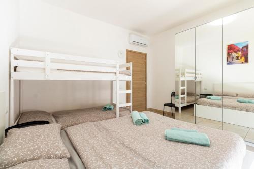 夸尔图-圣埃莱娜Secret Paradise & SPA Rooftop的一间卧室配有两张双层床和镜子