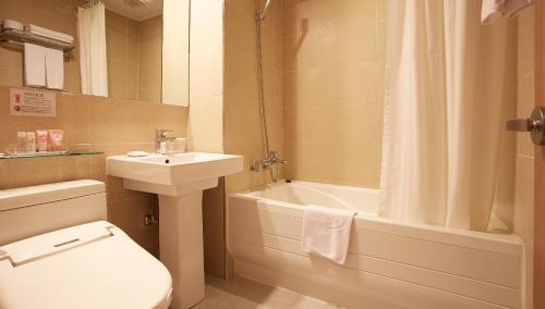 首尔空中花园酒店明洞3号店的一间带水槽、卫生间和淋浴的浴室