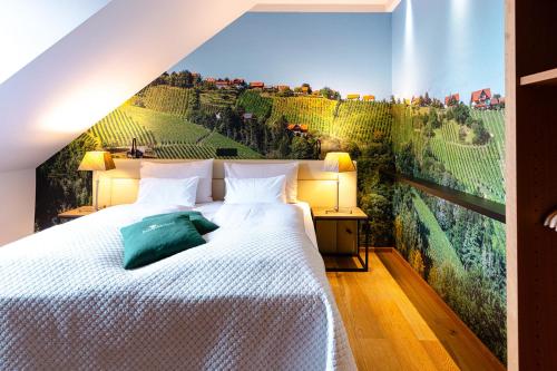 施泰因茨斯坦泽霍夫酒店的卧室配有一张白色床,墙上挂有绘画作品