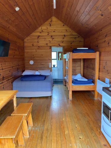 罗托鲁瓦罗托鲁阿温泉假日公园酒店的小木屋内带两张床的房间
