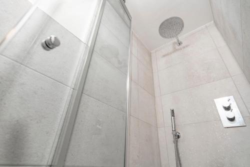 康福斯Stunning - 2 Bedroom - 2 Bathroom home - Nr Kirkby Lonsdale的带淋浴的浴室和玻璃门