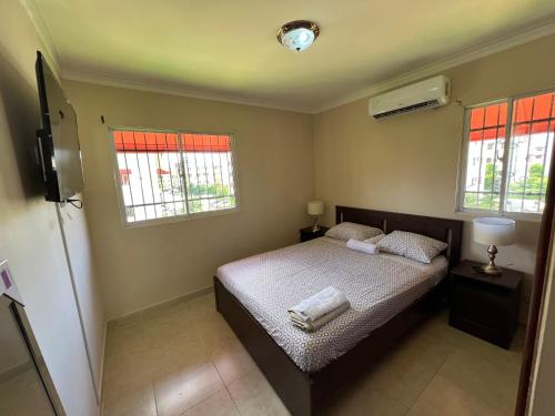 Los ParedonesStylish Stay Ciudad Juan Bosch的一间卧室配有一张床,上面有两条毛巾