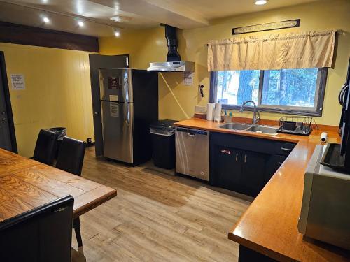 马姆莫斯湖现代旅舍的厨房配有水槽和台面