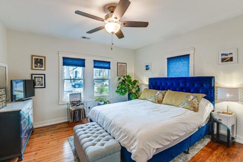 纳什维尔Charming Nashville Home with Fire Pit, Indoor Sauna!的一间卧室配有蓝色的床和吊扇