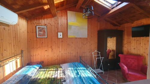 波焦莫亚诺Casa Puggimiano的卧室配有木墙内的一张床