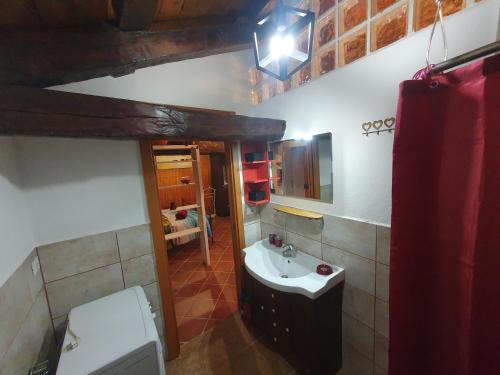 波焦莫亚诺Casa Puggimiano的一间带水槽和卫生间的浴室