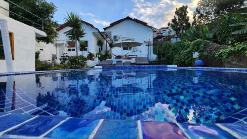 圣佩德罗拉拉古纳LA VILLA by luxury Attilan的一座蓝色瓷砖的游泳池