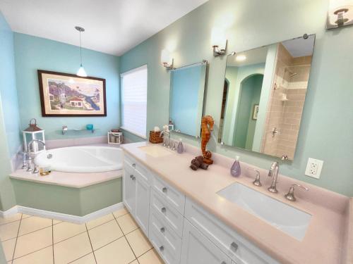 圣地亚哥Massive Mission Beach Home - Fire Pit & Deck的一间带浴缸和大镜子的浴室