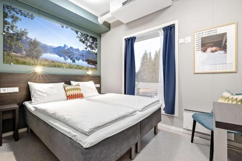 哈尔斯塔Aiden by Best Western Harstad Narvik Airport的一间卧室设有一张大床和一个窗户。