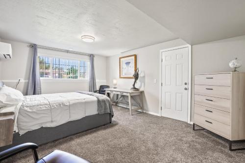 博伊西South Boise 1 Bed, 20 Min to Airport, Sleeps 5的一间卧室配有一张床、一张书桌和一个窗户。