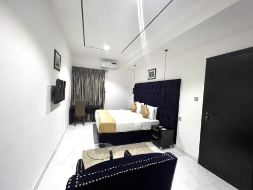 莱基Riviera Hotel, Apartments & Resorts的配有一张床和一把椅子的酒店客房