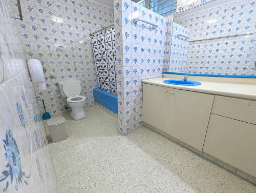 巴拿马城Hostal Yoha的一间带卫生间和水槽的浴室