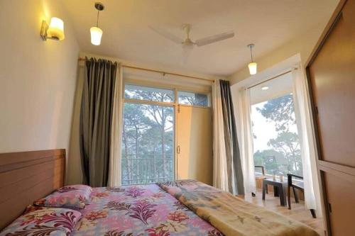 奈尼塔尔Modern 2 bedroom apartment Near Nainital and Kaichi Dham SF4的一间卧室设有一张床和一个大窗户