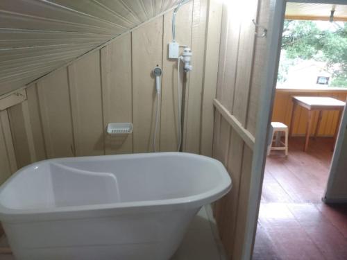 Rio ForcaçãoGasthaus Heimat的一间带卫生间和浴缸的浴室。