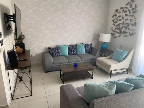 拉巴斯Casa Completa con Alberca privada的客厅配有沙发和桌子
