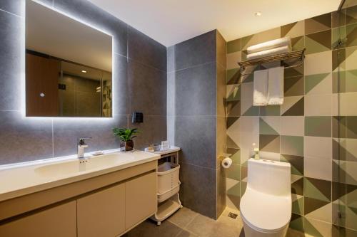 广州岭舍创享公寓酒店广州海珠店的一间带水槽、卫生间和镜子的浴室