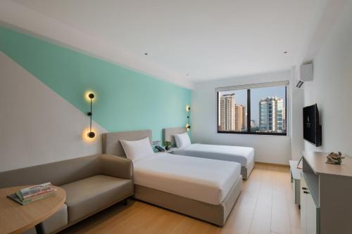 广州岭舍创享公寓酒店广州海珠店的酒店客房,配有床和沙发