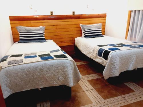 纳塔列斯港Cabañas OtilNau的两张睡床彼此相邻,位于一个房间里