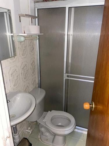 麦德林Cuarto privado con entrada independiente cerca al Poblado的一间带卫生间和水槽的小浴室