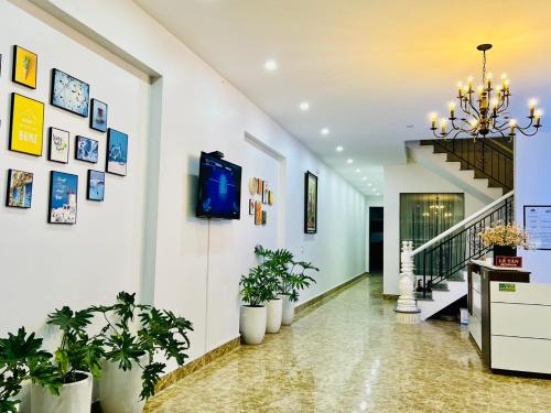 Phú ThọMộc Hương Hotel的走廊上设有盆栽和楼梯