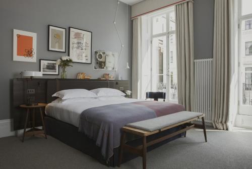 伦敦10彭布里奇花园酒店的一间卧室设有一张大床和一个窗户。