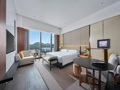 东莞东莞洲际酒店的酒店客房配有一张床铺和一张桌子。