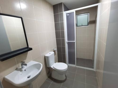 吉隆坡RC Firdaus Homestay Kuala Lumpur的浴室配有卫生间、盥洗盆和淋浴。
