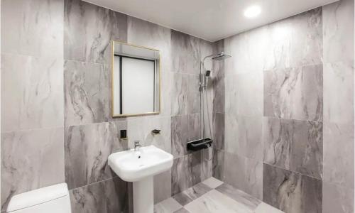 仁川市On & Off Hotel Bupyeong的浴室设有白色水槽和镜子