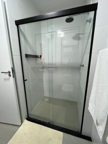 莫索罗Studio Estilo Industrial +Espaço的浴室内玻璃淋浴间的门