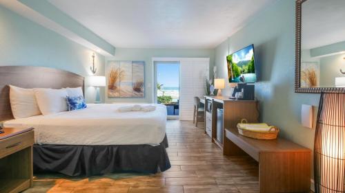 代托纳海滩伯德沃克旅馆&套房酒店的酒店客房,配有床和电视