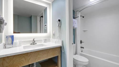 代托纳海滩伯德沃克旅馆&套房酒店的一间带水槽、卫生间和镜子的浴室