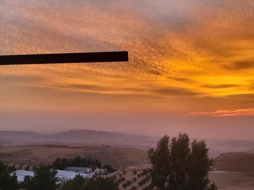 ‘ĀbilAl Namteh Lodge的日落时分的天空十字架