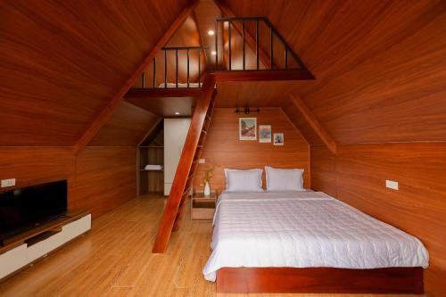 奠边府市Homestay Mường Trời的一间带大床和楼梯的卧室